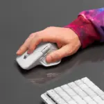 ⁦ماوس لوجيتك MX Master 4 للماك: ماوس لاسلكي عالي الأداء مزود بخاصية الرد اللمسي - أبيض فضي⁩ - الصورة ⁦3⁩